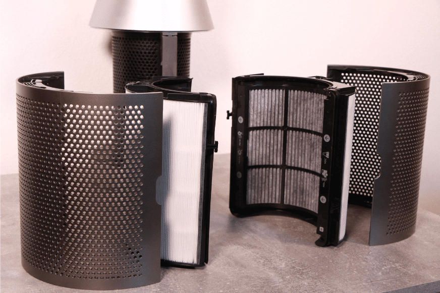 Die HEPA- und Aktivkohle Filtereinheiten stehen nebeneinander auf einem Tisch